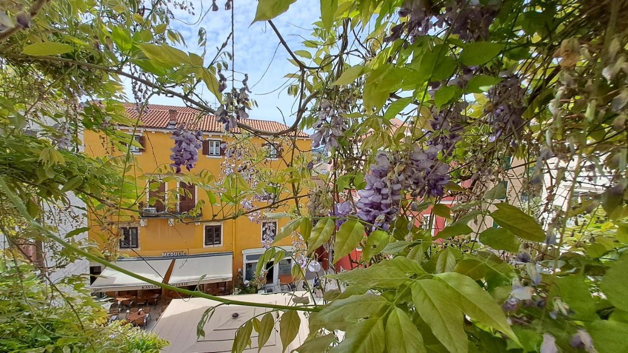 麦杜丽西宫客房与公寓酒店 希贝尼克 外观 照片